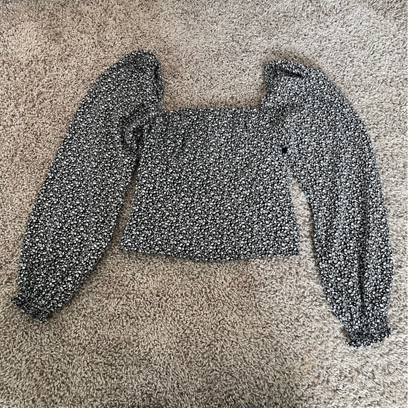 Abercrombie & Fitch Tops - {Abercrombie & Fitch} Black and White Floral Blouse
